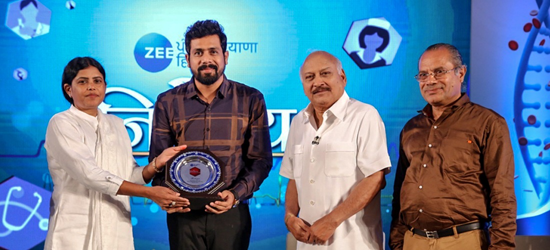 Nikhil Aggarwal receiving an Best CEO award